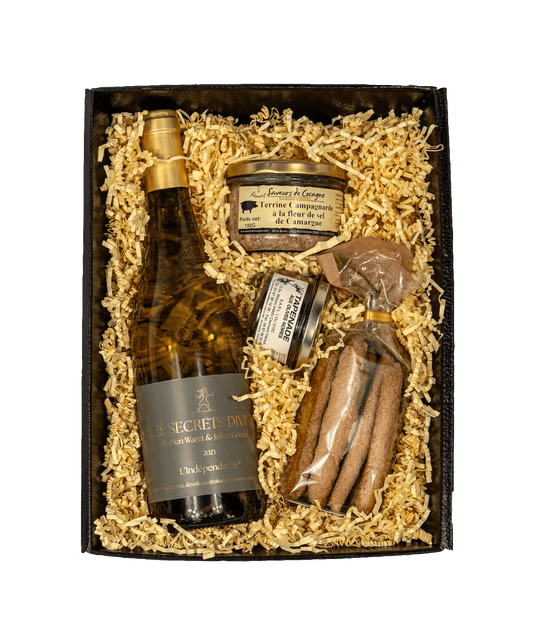 Panier cadeau rustique avec vin du Languedoc et spécialités de la région